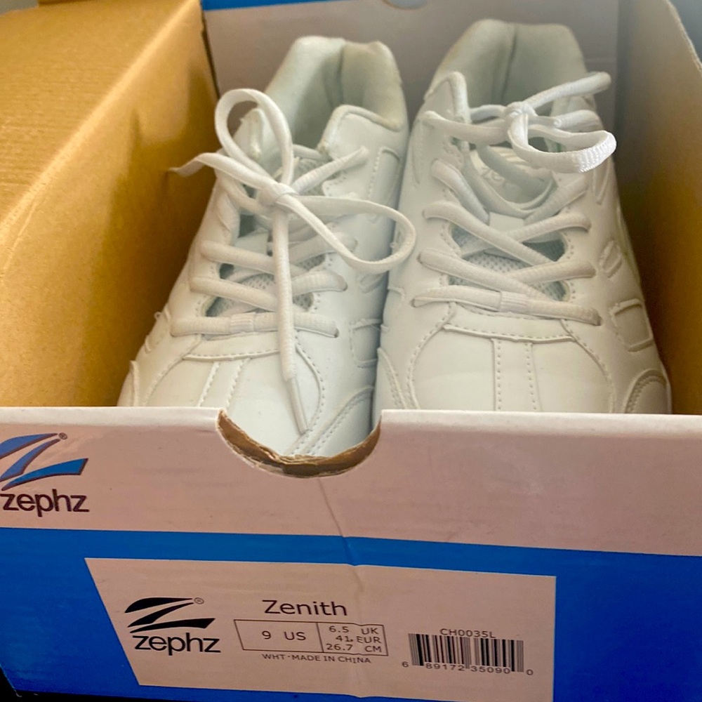 Cheerleading shoes